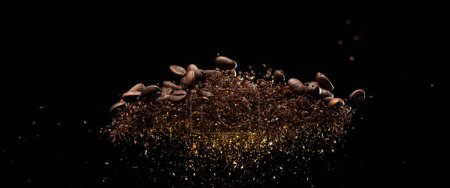 Foto de Explosión de mosca molida de grano tostado de café, mezcla de flotador molido triturado de café con frijoles. Polvo de grano de café tostado polvo molido explosión salpicadura en el aire. Fondo negro Bokeh oro aislado - Imagen libre de derechos