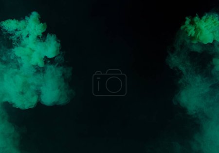 Téléchargez les photos : Green Dense Fluffy Puffs of White Smoke and Fog on black Background, Abstrait Smoke Clouds, Mouvement flou. Fumeurs soufflant de la machine mouche de glace sèche flottant dans l'air, texture effet - en image libre de droit