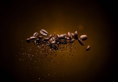 Foto de Explosión de mosca molida de grano tostado de café, mezcla de flotador molido triturado de café con frijoles. Polvo de grano de café tostado polvo molido explosión salpicadura en el aire. Fondo negro Bokeh oro aislado - Imagen libre de derechos
