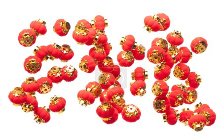 Foto de Muchas linternas chinas rojas flotan en el aire con la mosca del elemento del oro. Muchas lámparas de linterna de China roja consiguen que el viento sople colgando y muestran muchas vistas en ángulo. Artículos decorativos chinos de Año Nuevo. Fondo blanco aislado - Imagen libre de derechos