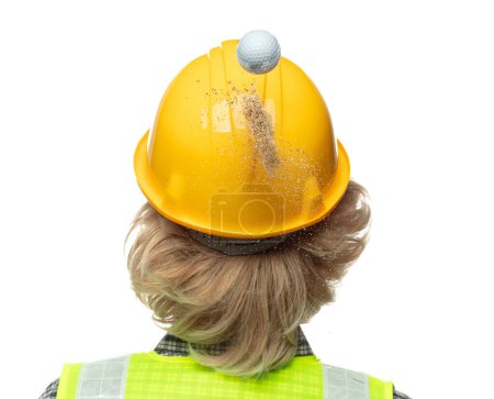 Téléchargez les photos : Vue de dos homme blond caucasien construction ouvrier industriel porter casque jaune sécurité vaste. Goft balle voler tomber dans la tête de l'ingénieur comme un accident. Fond blanc isolé - en image libre de droit