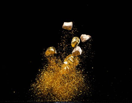 Téléchargez les photos : Gold Ingot Chinese Money bar token voler avec des particules de poussière dans l'air. Nouvel an chinois Yuanbao lingots d'or flottant à l'argent doré particules de sable. La langue est une prospérité riche. Fond noir isolé - en image libre de droit