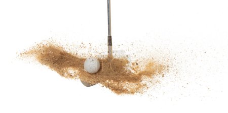 Téléchargez les photos : Une balle de golf explose du bunker de sable. Golfeur frappé balle avec club à l'explosion de sable au vert. Le club de golf a touché la balle dans l'explosion du bunker de sable. fond blanc isolé mouvement de gel - en image libre de droit