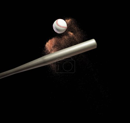 Téléchargez les photos : Joueur de baseball frappé balle avec batte d'argent et sol de sable explosent dans l'air. Les joueurs de baseball en action dynamique frappent la queue de fumée de balle. fond noir isolé gel action - en image libre de droit