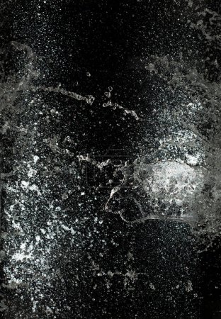Téléchargez les photos : Jeter des éclaboussures d'eau dans l'attaque de goutte d'eau flottant dans le sol du mur et arrêter le mouvement gel coup de feu. Eau éclaboussante pour la texture de l'explosion éléments de ressources graphiques, fond noir isolé - en image libre de droit