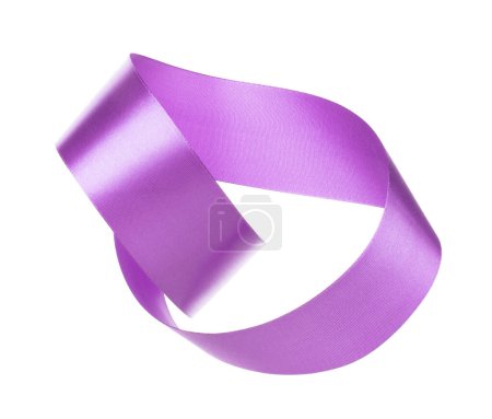 Téléchargez les photos : Ruban violet Violet longue mouche droite dans l'air avec rouleau courbe brillant. Ruban violet violet pour cadeau cadeau fête d'anniversaire à enrouler autour décorer et faire long droit. Fond blanc isolé - en image libre de droit