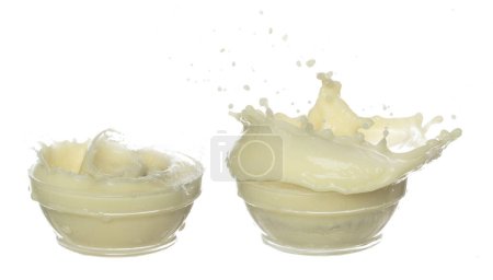 Téléchargez les photos : Tofu Soja lait de soja verser tomber. Lait de soja ou crème cosmétique hydratant éclaboussure en forme de bol en verre comme couleur de peinture. fond blanc isolé haute vitesse obturateur gel mouvement - en image libre de droit