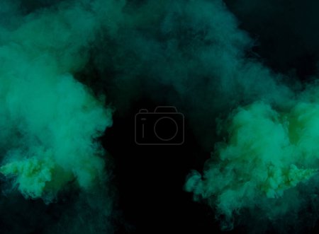 Téléchargez les photos : Green Dense Fluffy Puffs of White Smoke and Fog on black Background, Abstrait Smoke Clouds, Mouvement flou. Fumeurs soufflant de la machine mouche de glace sèche flottant dans l'air, texture effet - en image libre de droit
