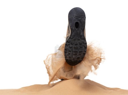 Téléchargez les photos : Tournage de chaussures Ballon de football sport classique sur pile de sable sur fond blanc isolé. éclaboussures de sable éclaboussure par chaussure frapper ballon de football coups de pied et le sable exploser explosion - en image libre de droit