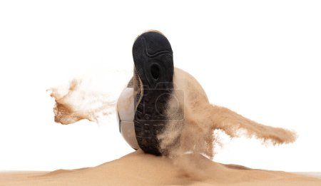 Foto de Zapato de tiro Clásico deporte pelota de fútbol en la pila de arena sobre fondo blanco aislado. Arena salpicadura salpicadura por zapato golpeando pelota de fútbol fútbol patadas y explosión de arena explosión - Imagen libre de derechos