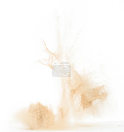 Foto de Pequeña explosión de arena de tamaño fino, explosión de onda de grano dorado. Nube abstracta vuela. Salpicadura de arena de color amarillo lanzando al aire. Fondo blanco obturador de alta velocidad aislado, lanzando parada de congelación - Imagen libre de derechos