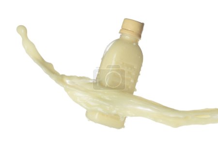 Tofu Sojabohnensojamilch in Flaschenbehälter fallen lassen. Sojamilch oder Kosmetiksahnefeuchtigkeitscreme verschütten als Farbspritzer. Weißer Hintergrund isoliert High-Speed-Shutter Freeze-Bewegung