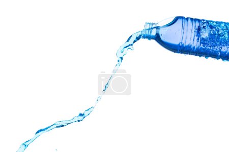Agua potable en plástico Botella caída volar en el aire, agua dulce botella de plástico explosión flotante. Las botellas de plástico de agua dulce vierten el aire. Fondo blanco aislado congelar movimiento de alta velocidad