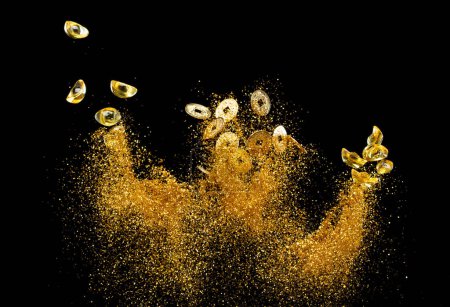 Foto de Gold Ingot Chinese Money token vuela con partículas de polvo en el aire. Año nuevo chino lingotes de oro Yuanbao flotando a partículas de arena de oro dinero. El lenguaje es una prosperidad rica. Fondo negro aislado - Imagen libre de derechos