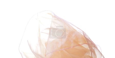 Téléchargez les photos : Tissu organza orange volant en forme de courbe, morceau de tissu organza orange textile jeter tomber dans l'air. fond blanc flou de mouvement isolé - en image libre de droit