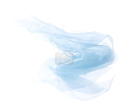 Téléchargez les photos : Tissu organza ciel bleu volant en forme de courbe, morceau de tissu organza ciel bleu textile jeter tomber dans l'air. fond blanc flou de mouvement isolé - en image libre de droit
