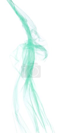 Téléchargez les photos : Tissu Organza vert volant en forme de courbe, morceau de tissu organza ciel bleu textile jeter tomber dans l'air. fond blanc flou de mouvement isolé - en image libre de droit