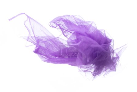 Foto de Violeta púrpura Organza tela volando en forma de curva, pieza de tela de organza cielo azul textil lanzar caída en el aire. Fondo blanco desenfoque de movimiento aislado - Imagen libre de derechos