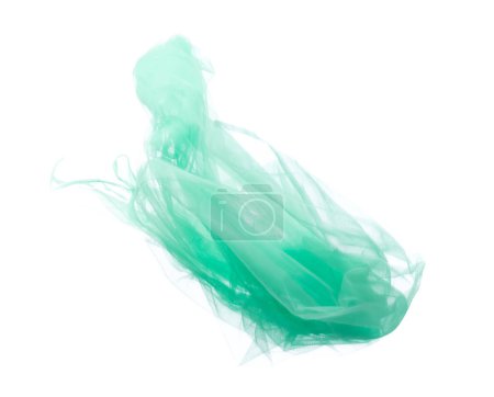 Foto de Tejido de organza verde volando en forma de curva, pieza de tejido azul cielo organza tela lanzar caída en el aire. Fondo blanco desenfoque de movimiento aislado - Imagen libre de derechos
