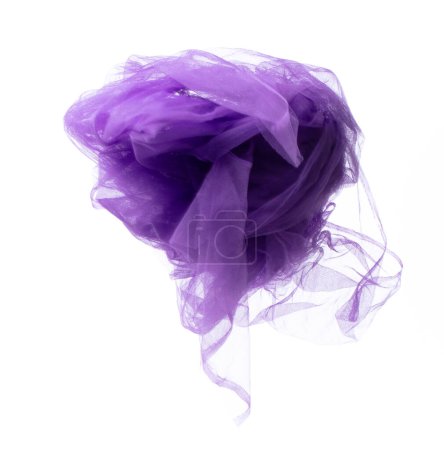Foto de Violeta púrpura Organza tela volando en forma de curva, pieza de tela de organza cielo azul textil lanzar caída en el aire. Fondo blanco desenfoque de movimiento aislado - Imagen libre de derechos