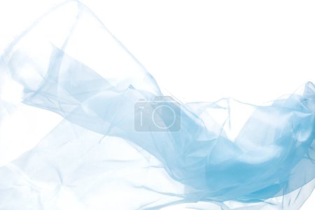 Téléchargez les photos : Tissu organza ciel bleu volant en forme de courbe, morceau de tissu organza ciel bleu textile jeter tomber dans l'air. fond blanc flou de mouvement isolé - en image libre de droit