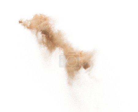 Foto de Circle Sand Storm desierto con viento soplo girar remolino alrededor. Tormenta de tornado de arena amarilla dorada con viento fuerte. Círculo de arena fina alrededor, fondo blanco objeto de elemento de partícula de lanzamiento aislado - Imagen libre de derechos