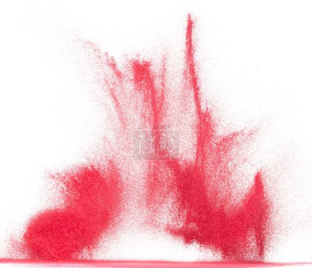 Téléchargez les photos : Explosion volante de sable rouge de petite taille, onde de grain de sable sanguin exploser. Vol nuageux abstrait. Splash de sable de couleur rouge jetant dans l'air. Fond blanc Obturateur isolé à grande vitesse, arrêt de gel de lancement - en image libre de droit