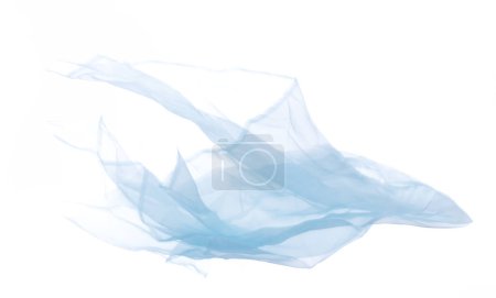Foto de Azul cielo Organza tela volando en forma de curva, Pieza de textil azul cielo organza tela lanzar caída en el aire. Fondo blanco desenfoque de movimiento aislado - Imagen libre de derechos