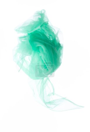 Téléchargez les photos : Tissu Organza vert volant en forme de courbe, morceau de tissu organza ciel bleu textile jeter tomber dans l'air. fond blanc flou de mouvement isolé - en image libre de droit