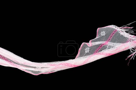 Téléchargez les photos : Tissu en dentelle rose volant en forme de courbe, morceau de tissu en dentelle rose textile jeter tomber dans l'air. Fond noir flou de mouvement isolé - en image libre de droit