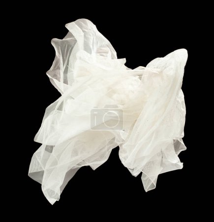 Téléchargez les photos : Tissu Organza blanc volant en forme de courbe, morceau de tissu Organza blanc textile jeter tomber dans l'air. Fond noir flou de mouvement isolé - en image libre de droit