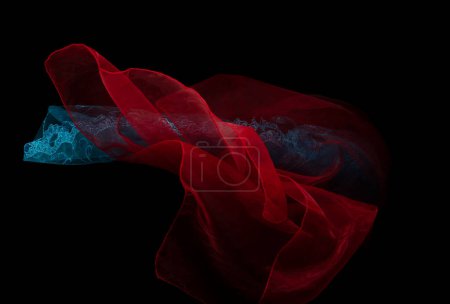 Téléchargez les photos : Tissu en dentelle bleue organza rouge volant en forme de courbe, morceau de tissu en dentelle bleue organza blanc textile jeter tomber dans l'air. Fond noir isolé, ombre foncée - en image libre de droit