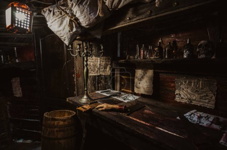 Foto de Una sala de tortura oscura y sucia en la bodega de un barco - Imagen libre de derechos