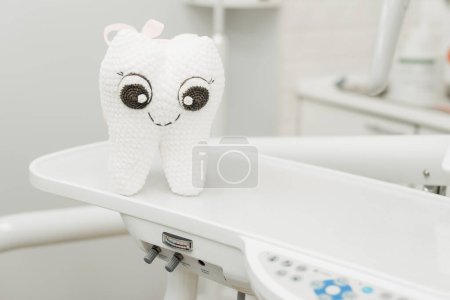 Téléchargez les photos : Une dent en peluche, un miroir et des outils dentaires dans le bureau des dentistes - en image libre de droit