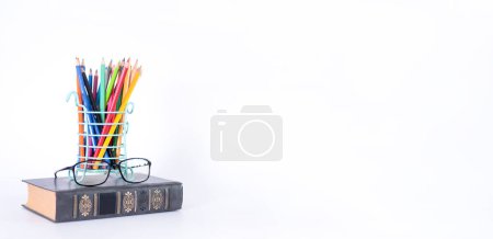 Téléchargez les photos : Une pile de livres, de guides d'étude, de manuels, de lunettes et de crayons dans un support de copie texte. Journée du savoir ou Journée internationale de l'alphabétisation. - en image libre de droit