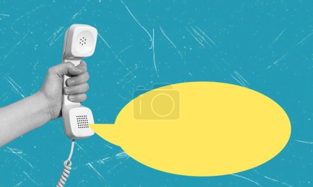 Kreative Komposition Fotokunst-Collage einer Hand, die einen Telefonhörer und eine Nachrichtenblase auf blauem Hintergrund hält. Konzept von Gespräch, Gedanken und Werbung.