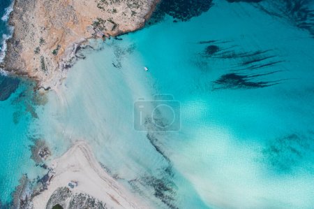 Téléchargez les photos : Meilleure plage d'Europe avec des eaux turquoise avec du sable et des rochers vus de l'air avec un drone. - en image libre de droit