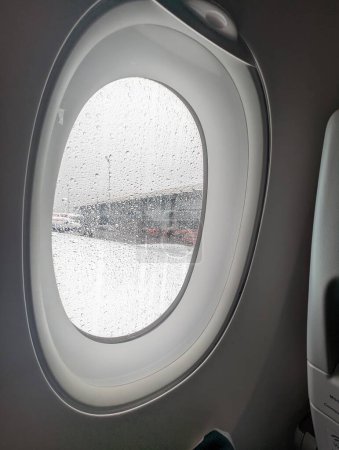 Téléchargez les photos : Fenêtre de l'avion vue de l'intérieur de l'avion - en image libre de droit