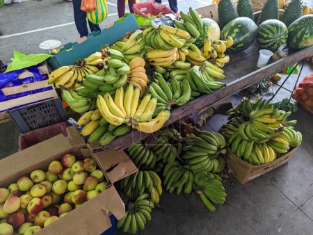 Téléchargez les photos : Fruits tropicaux sur le marché de banos de agua santa, Équateur - en image libre de droit
