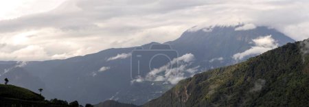 Téléchargez les photos : Panorama du volcan en ecuador avec des nuages sur le dessus - en image libre de droit