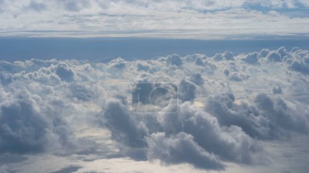 Téléchargez les photos : Vue des nuages depuis la fenêtre d'un avion - en image libre de droit