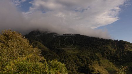 Téléchargez les photos : Montagnes et collines verdoyantes avec des nuages en écuador - en image libre de droit