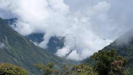 Téléchargez les photos : Montagnes étonnantes couvertes de nuages dans les andes de la cordillère équatorienne - en image libre de droit