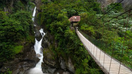 Téléchargez les photos : Cascades incroyables et diversifiées au milieu de la nature dans les montagnes de l'Équateur - en image libre de droit
