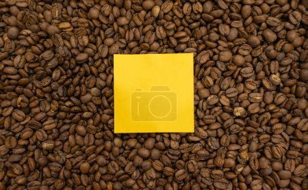 Téléchargez les photos : Overhead image of coffee beans with yellow post it to put your logo or message - en image libre de droit
