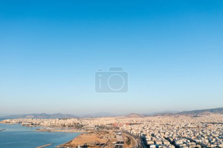Téléchargez les photos : Athens Skyline Meets the Blue: City Buildings and Expansive Sky. Photo de haute qualité - en image libre de droit