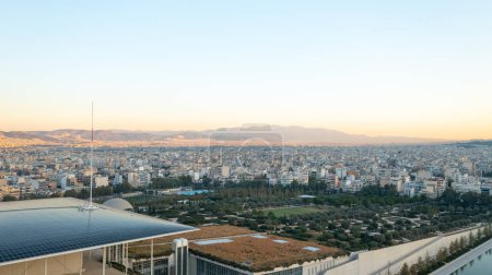Téléchargez les photos : Perché sur un toit verdoyant, l'Opéra national de la Fondation Stavros Niarchos à Athènes fusionne l'art avec la nature, présentant une oasis culturelle moderne au milieu de l'étalement urbain historique. - en image libre de droit