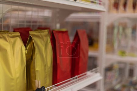 Téléchargez les photos : Sachets de café vierges dans la devanture du magasin mini-mart - en image libre de droit