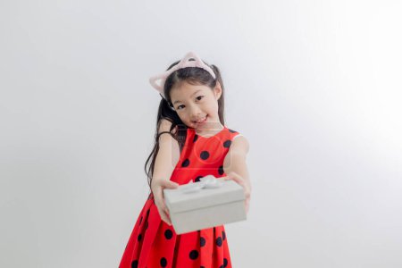 Téléchargez les photos : Asiatique heureux enfant fille ouverture cadeau boîte. - en image libre de droit
