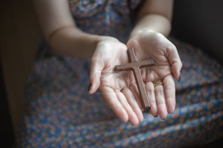 Téléchargez les photos : Main de femme avec croix Concept d'espérance, foi, christianité, religion, église en ligne. - en image libre de droit